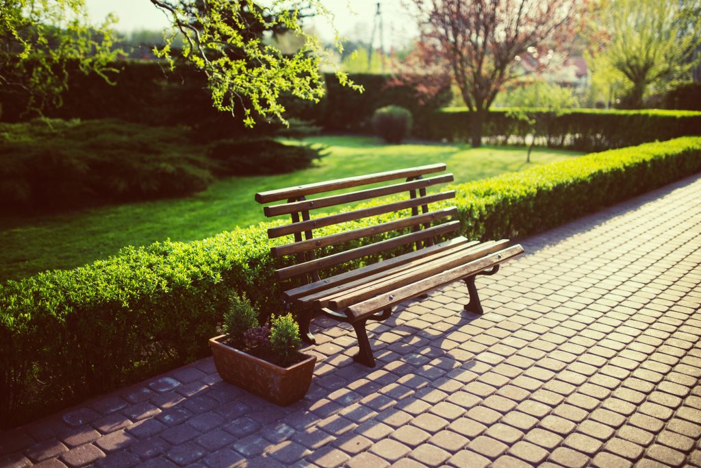 Banc-dans-un-jardin