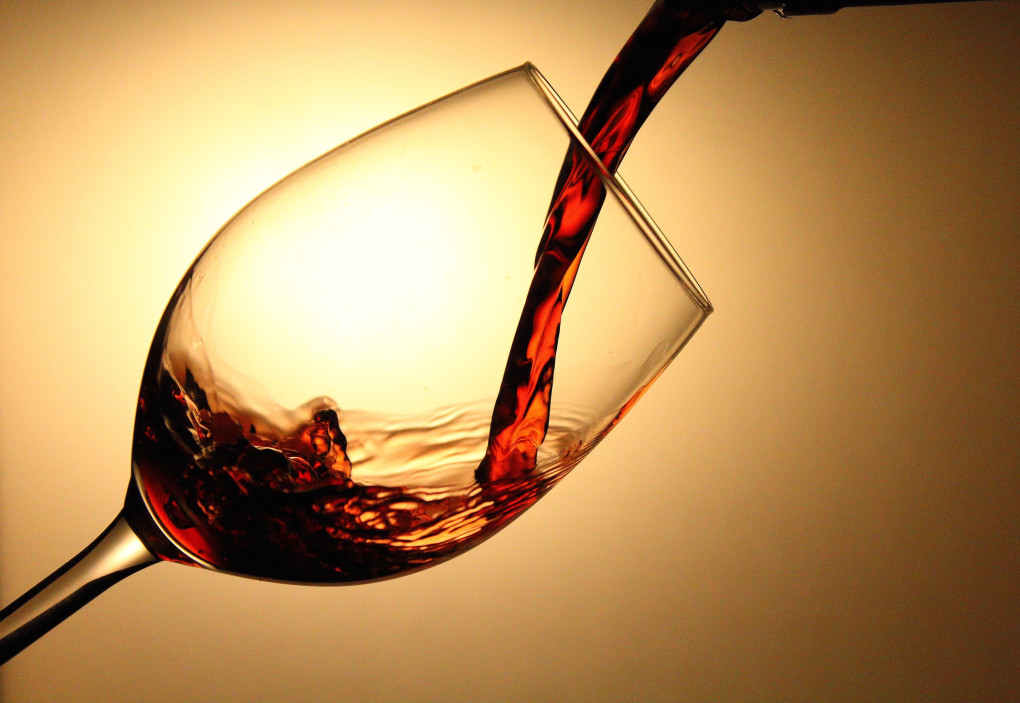 photo de vin versé dans un verre